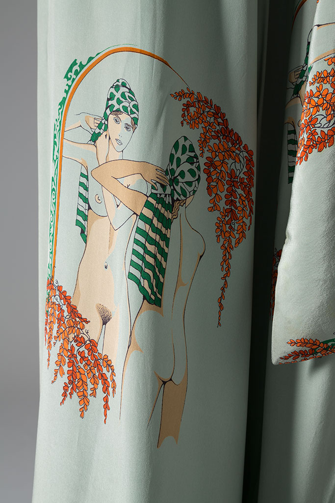 Detail, Valerie Porr lounging pajamas / Printed silk, 1976, USA | Photo: Eileen Costa copyright MFIT