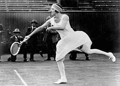 Suzanne Lenglen in a Patou tennis ensemble, circa 1920 | PD-US