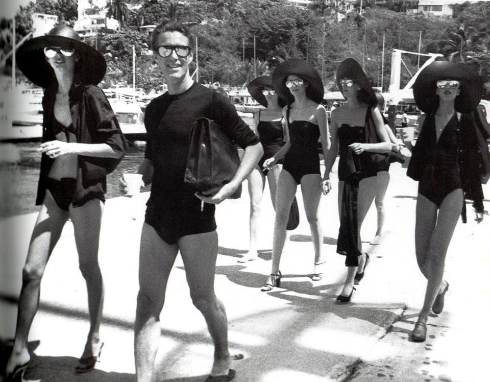 Halston and Halstonettes in Acapulco during the Braniff press tour, 1976. Photograph by: Lynn Karlin