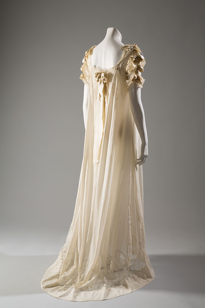 Nightgown / Cotton, bobbin lace, silk ribbon, 1907, USA | Photo: Eileen Costa copyright MFIT