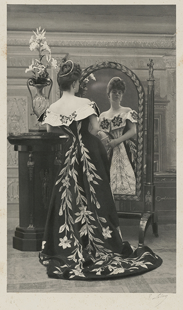 La comtesse Greffulhe, nÈe Elisabeth de Caraman-Chimay (1860-1952), portant la robe aux lis crÈÈe pour elle par la maison Worth